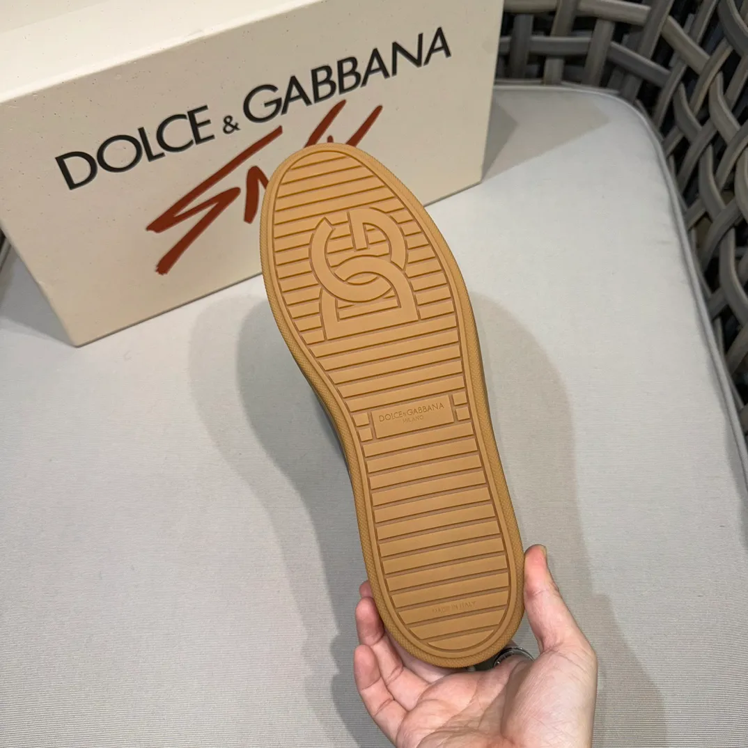 Men's Men's Shoes 💰400 [New Style] 🐝🐝DG—Dolce&G men's calfskin sneakers Portofino Yacht shoes, simple and versatile design, unique saddle leather soles. The Dolce &G logo rear wing is the icing on the cake. Imported cowhide + rubber outsole Size: 39-44 (customized at 38.45)